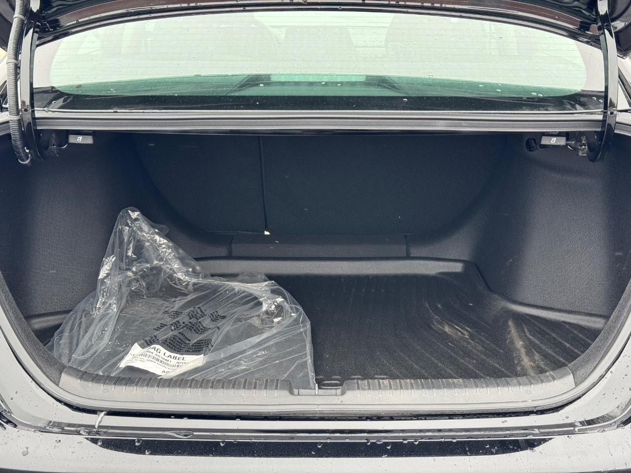 Honda Accord Sedan Vehicle Full-screen Gallery Image 04