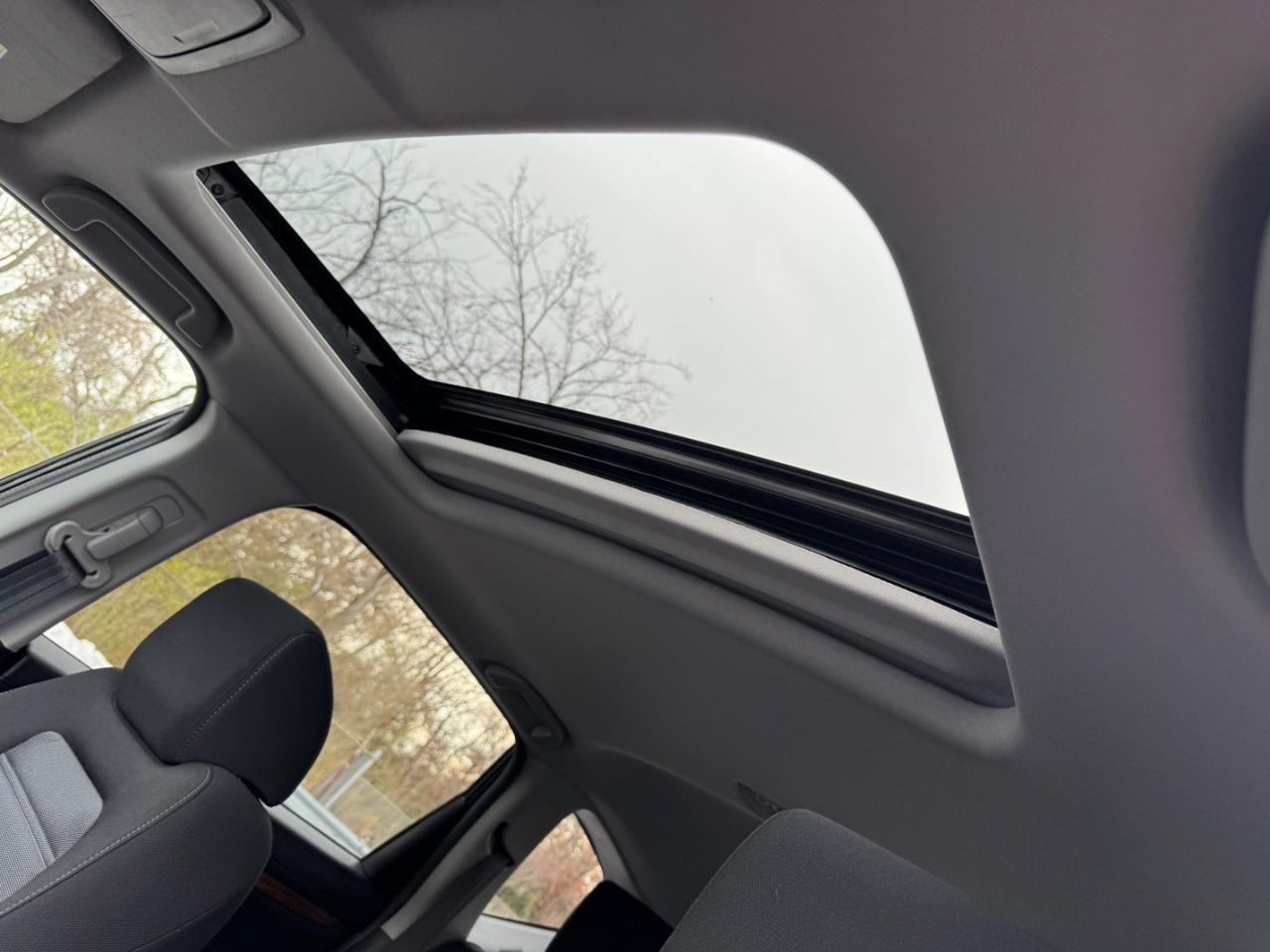 Honda CR-V Vehicle Full-screen Gallery Image 18