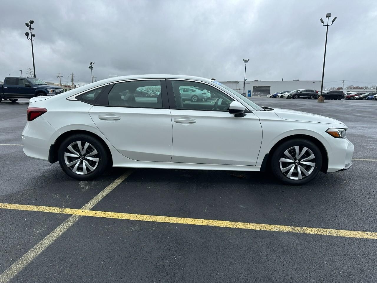 Honda Civic Sedan Vehicle Full-screen Gallery Image 02