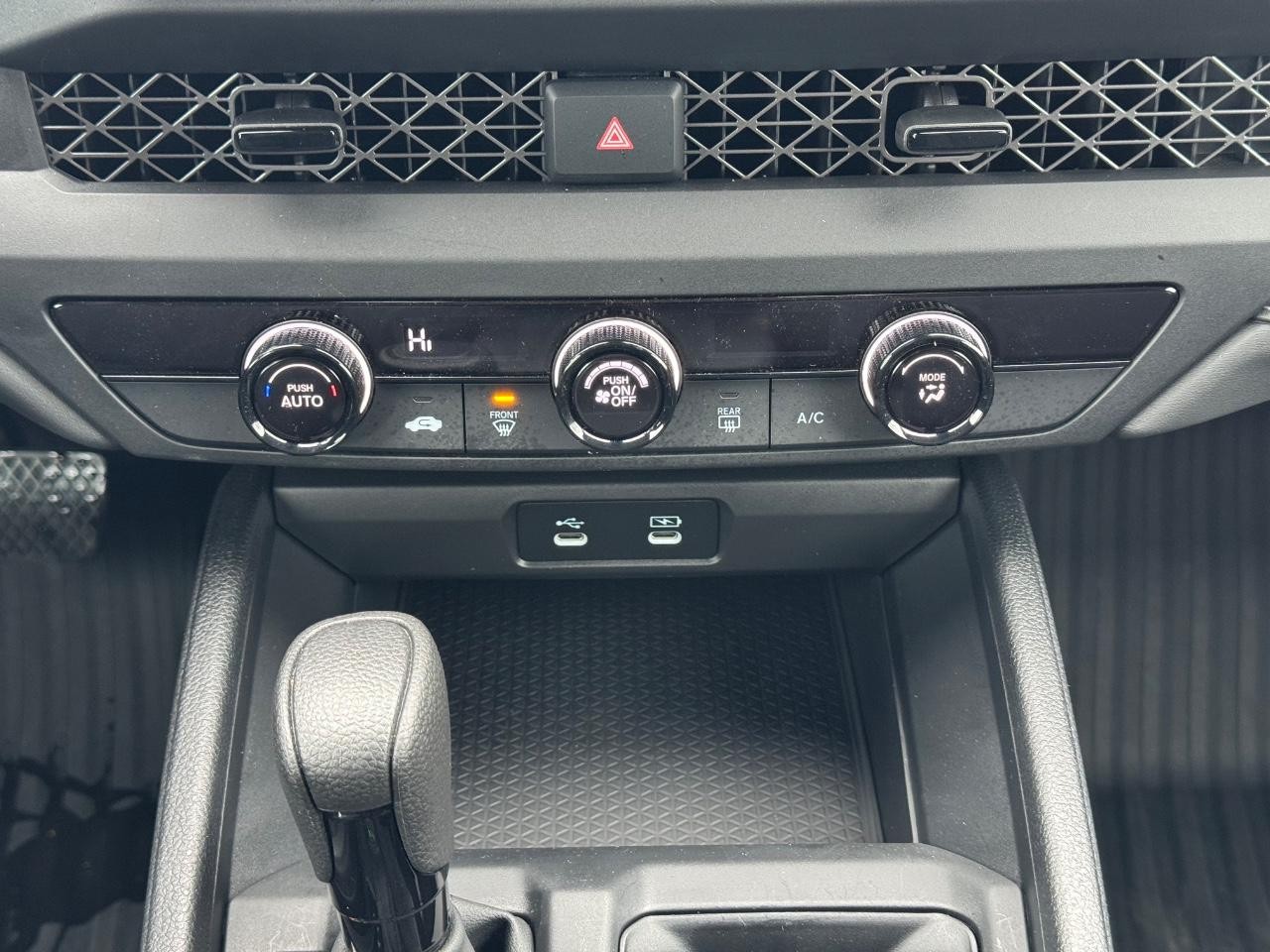 Honda Accord Sedan Vehicle Full-screen Gallery Image 14