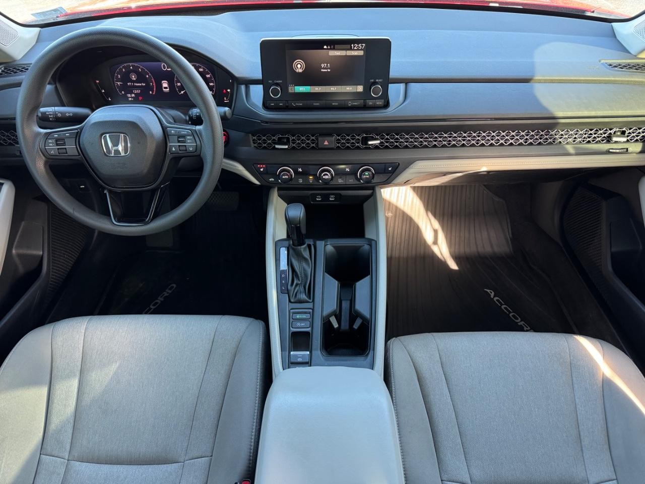 Honda Accord Sedan Vehicle Full-screen Gallery Image 11