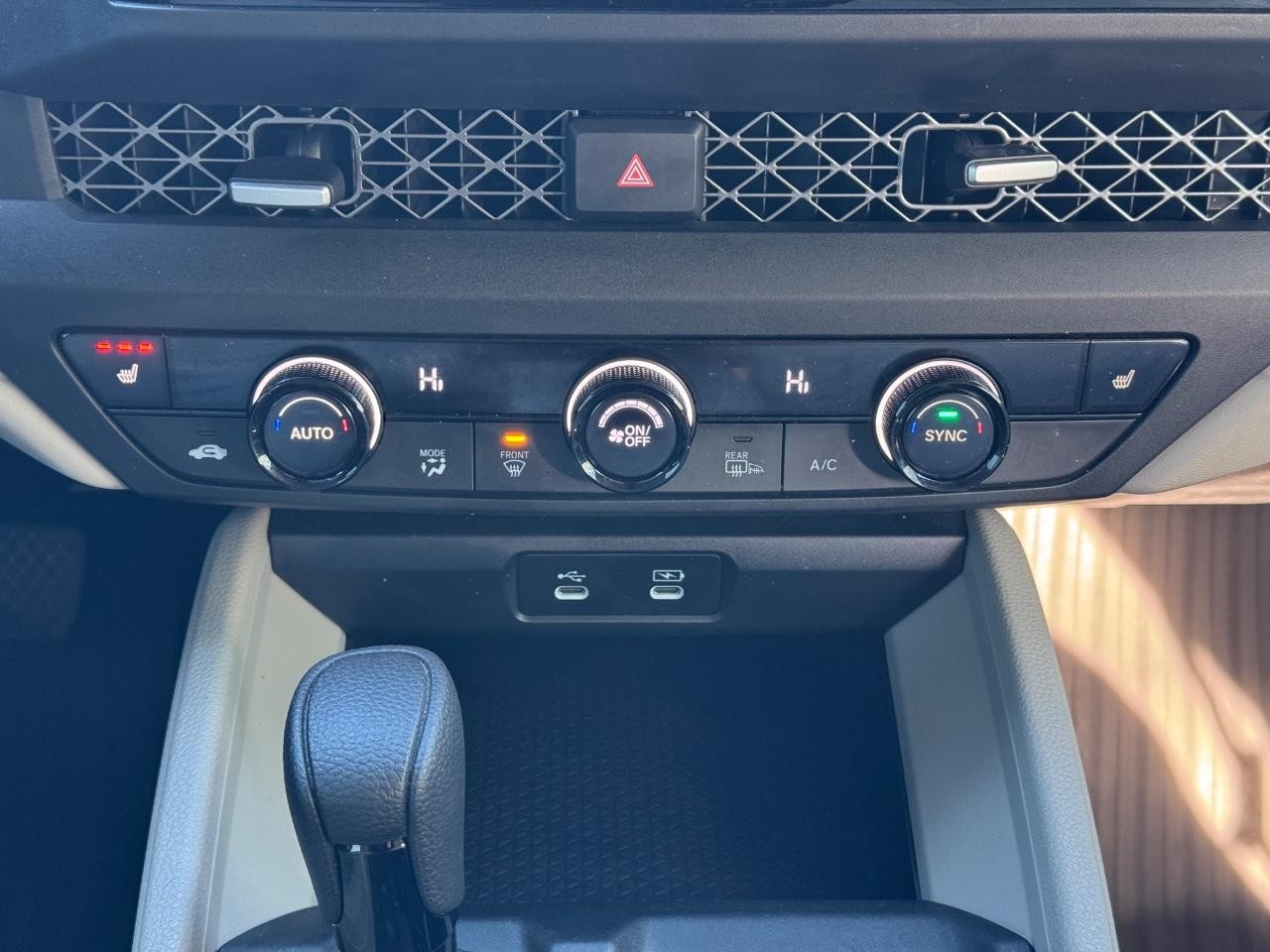 Honda Accord Sedan Vehicle Full-screen Gallery Image 14