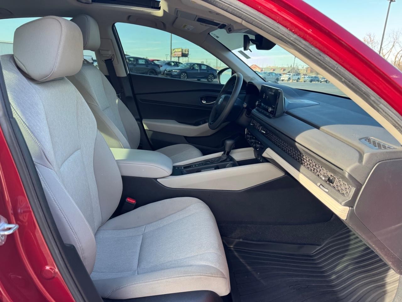 Honda Accord Sedan Vehicle Full-screen Gallery Image 16