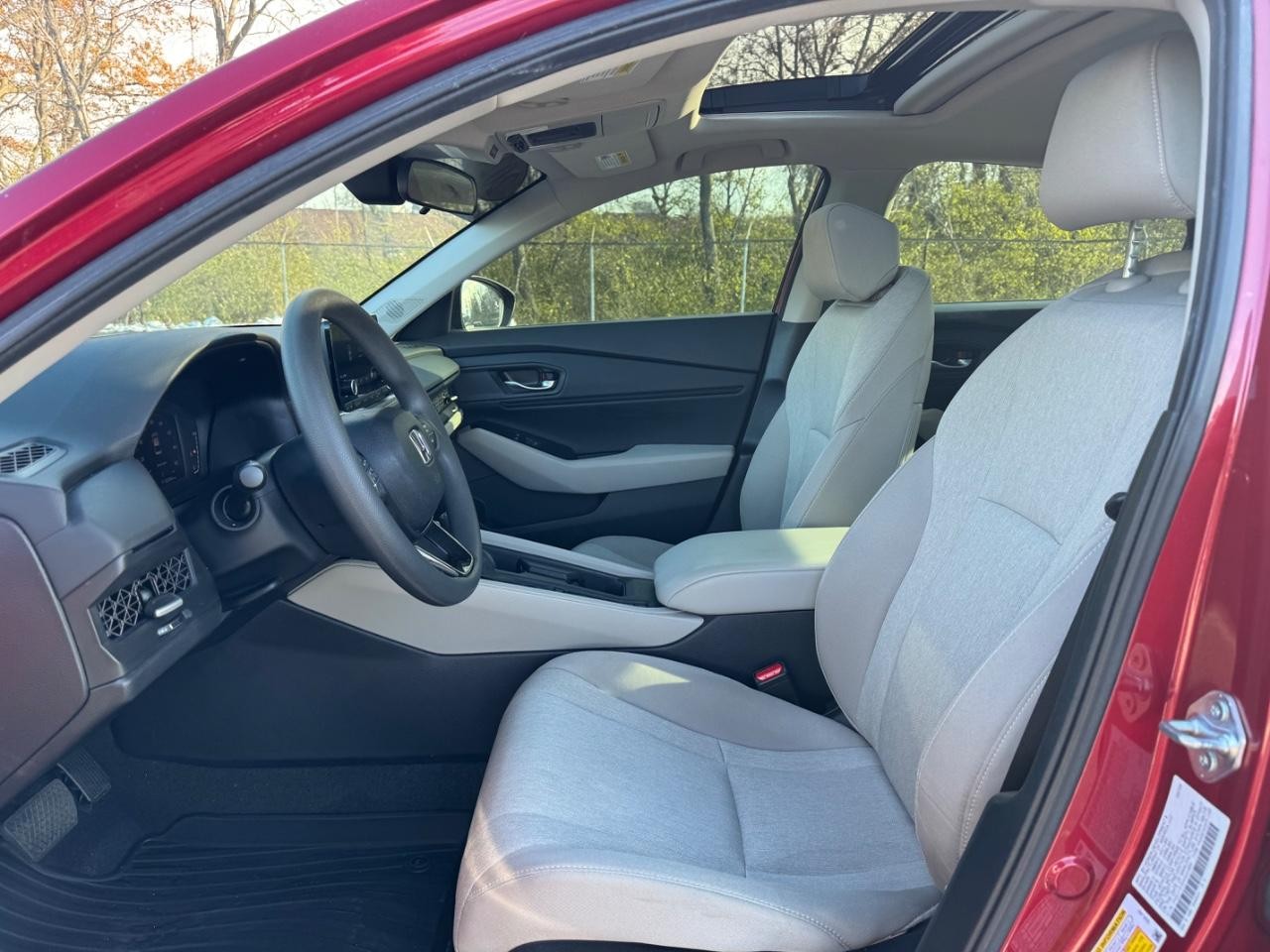 Honda Accord Sedan Vehicle Full-screen Gallery Image 17