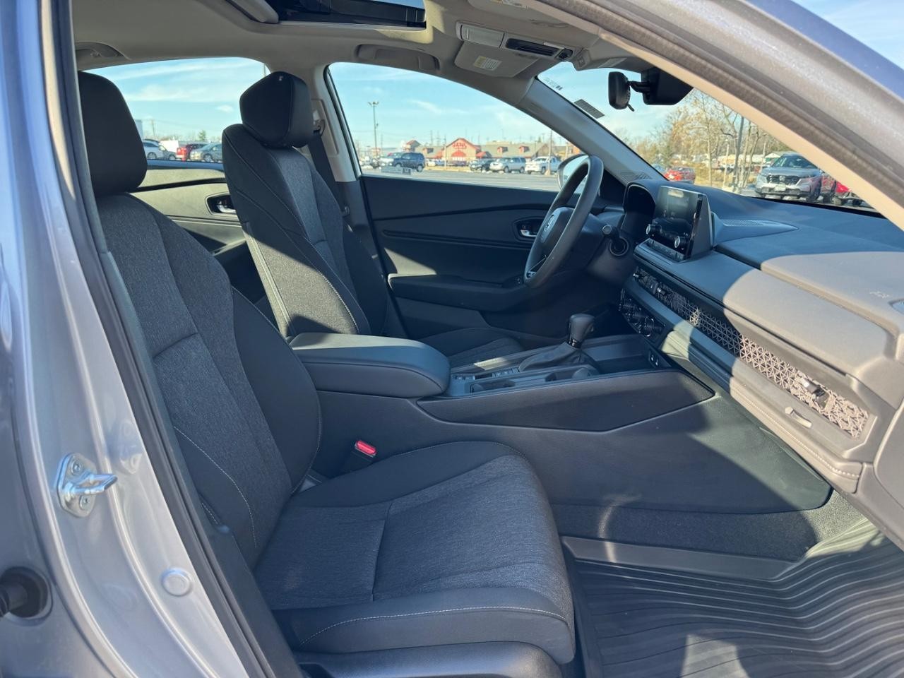 Honda Accord Sedan Vehicle Full-screen Gallery Image 17