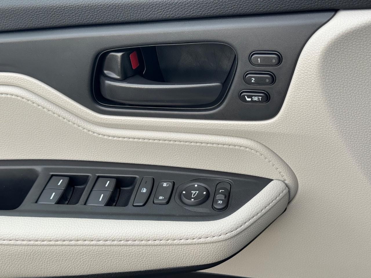 Honda Odyssey Vehicle Full-screen Gallery Image 24