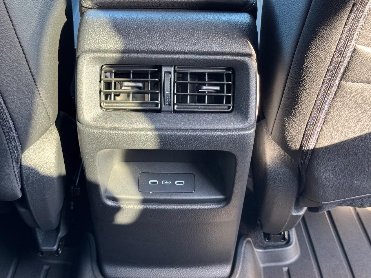 Honda CR-V Vehicle Full-screen Gallery Image 16