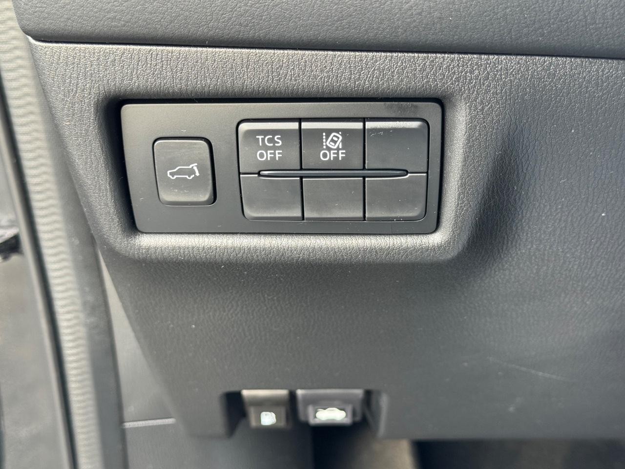 Mazda CX-5 Vehicle Full-screen Gallery Image 23