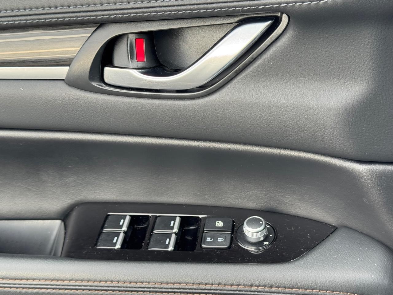 Mazda CX-5 Vehicle Full-screen Gallery Image 25