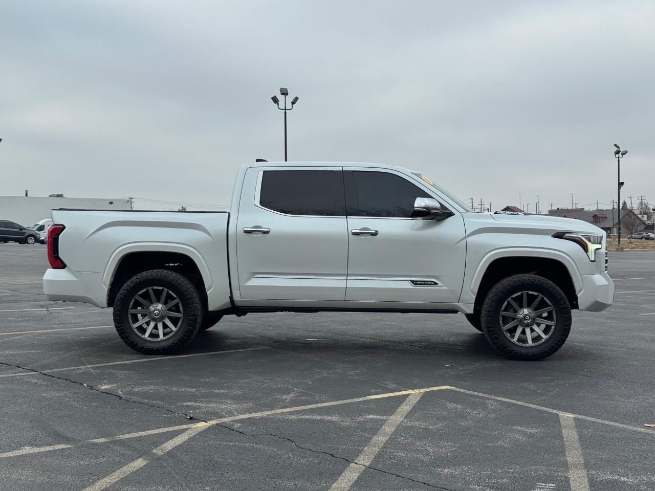 Toyota Tundra 4WD Vehicle Full-screen Gallery Image 02