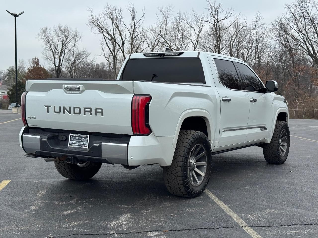 Toyota Tundra 4WD Vehicle Full-screen Gallery Image 03