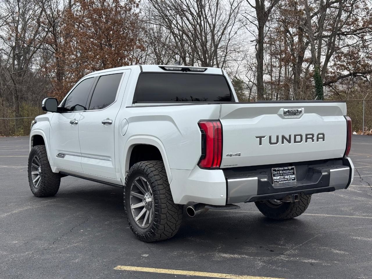 Toyota Tundra 4WD Vehicle Full-screen Gallery Image 06
