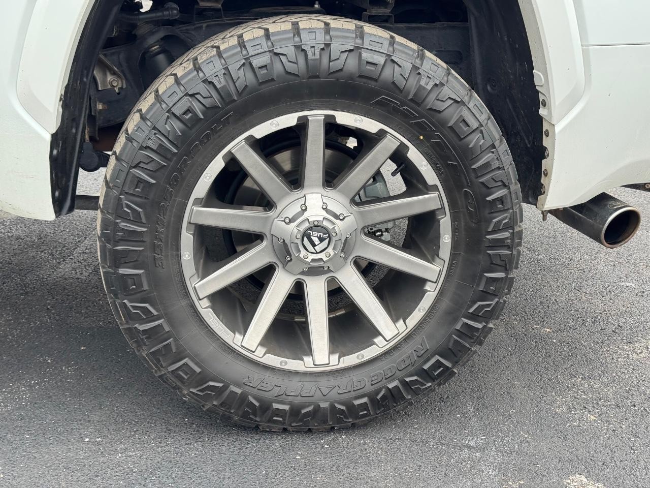 Toyota Tundra 4WD Vehicle Full-screen Gallery Image 07