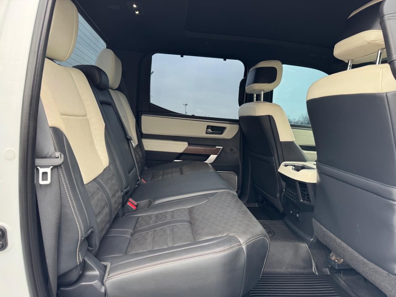 Toyota Tundra 4WD Vehicle Full-screen Gallery Image 10