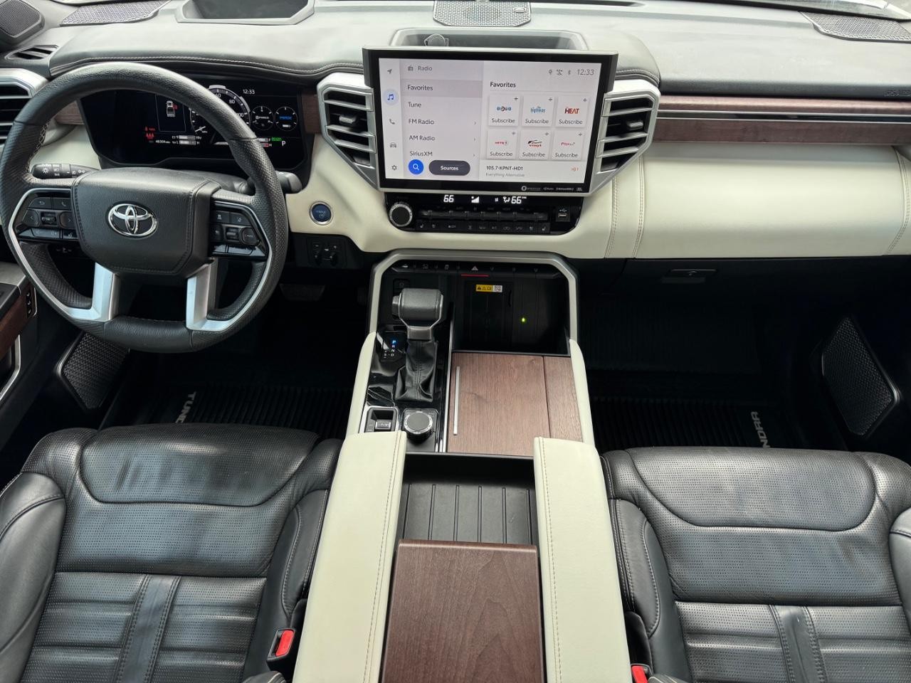 Toyota Tundra 4WD Vehicle Full-screen Gallery Image 11