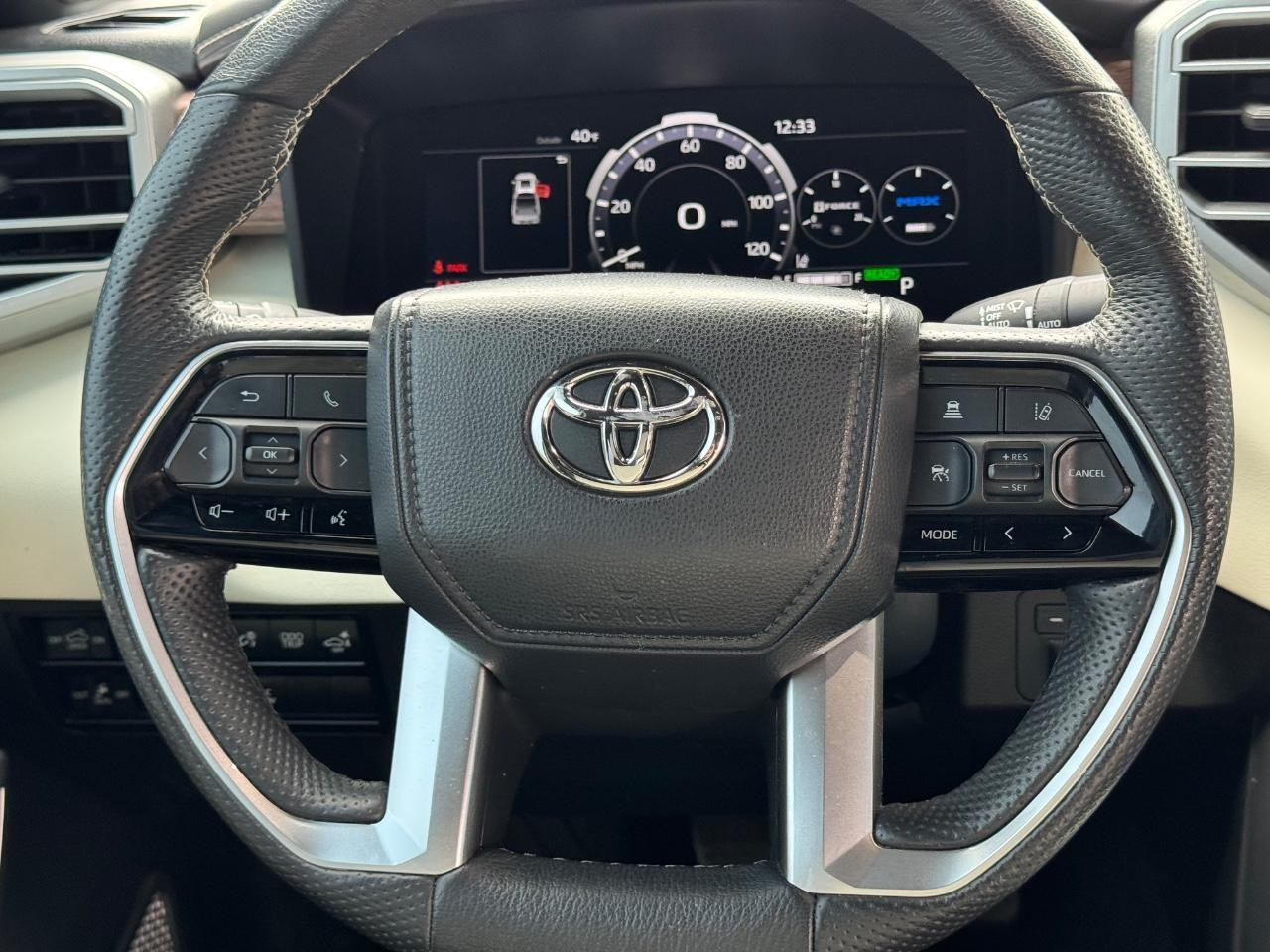 Toyota Tundra 4WD Vehicle Full-screen Gallery Image 12