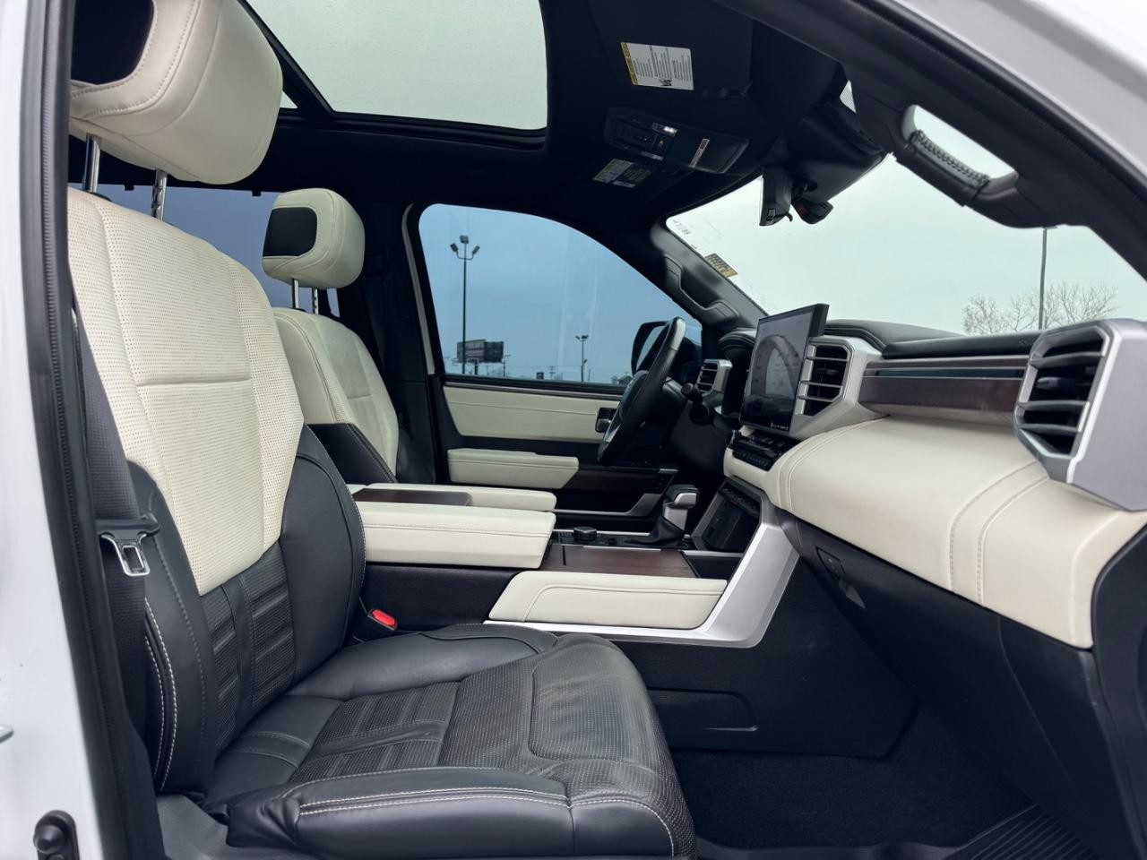 Toyota Tundra 4WD Vehicle Full-screen Gallery Image 16