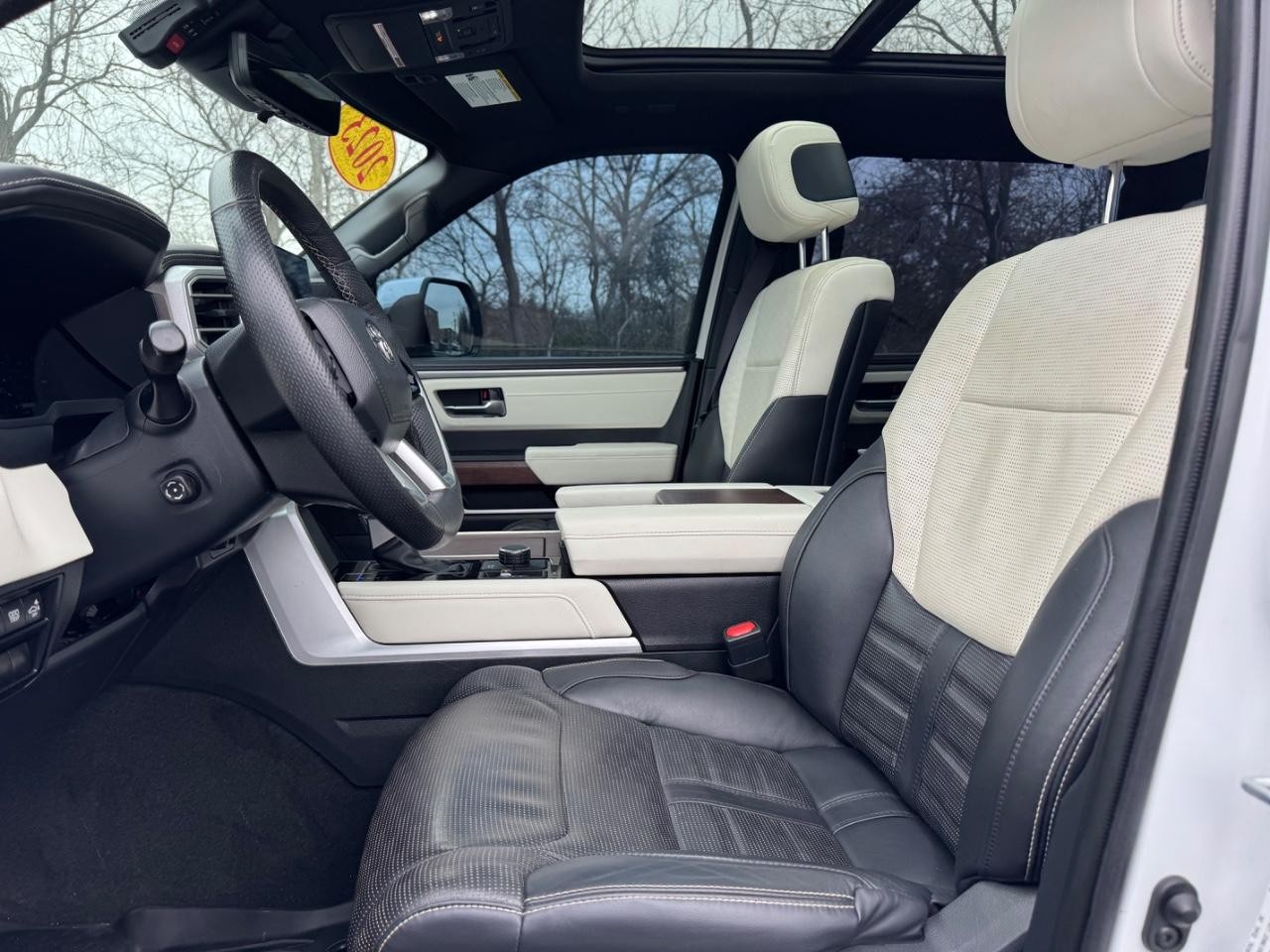 Toyota Tundra 4WD Vehicle Full-screen Gallery Image 17