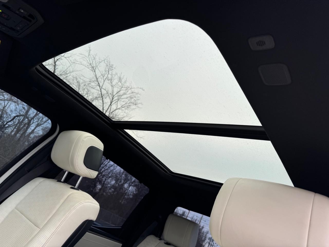 Toyota Tundra 4WD Vehicle Full-screen Gallery Image 18