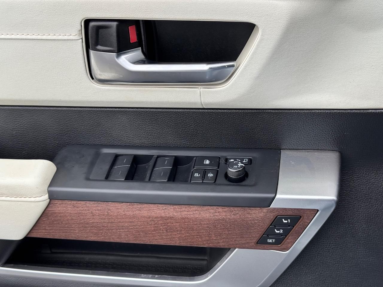 Toyota Tundra 4WD Vehicle Full-screen Gallery Image 24