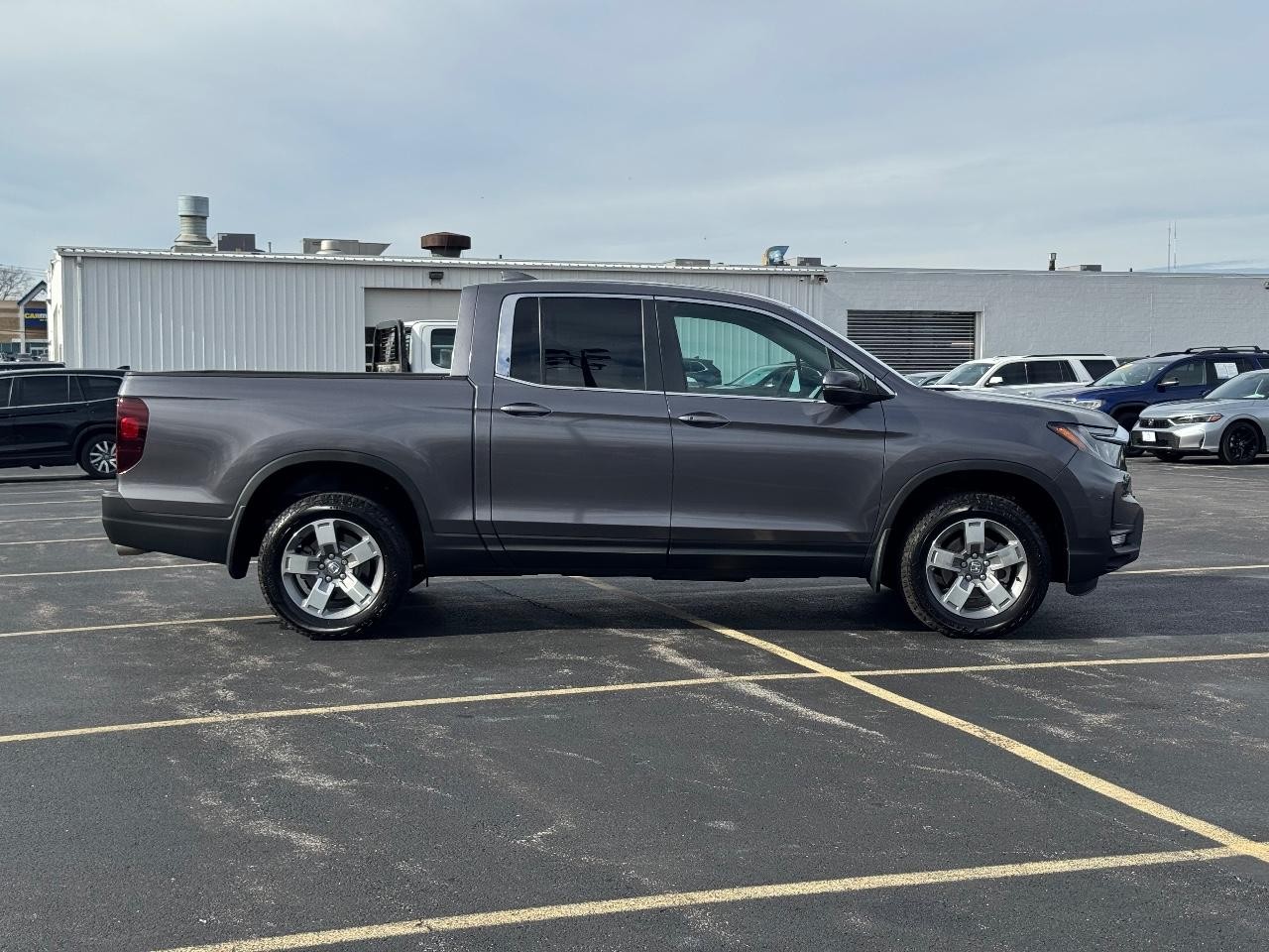 Honda Ridgeline Vehicle Full-screen Gallery Image 02