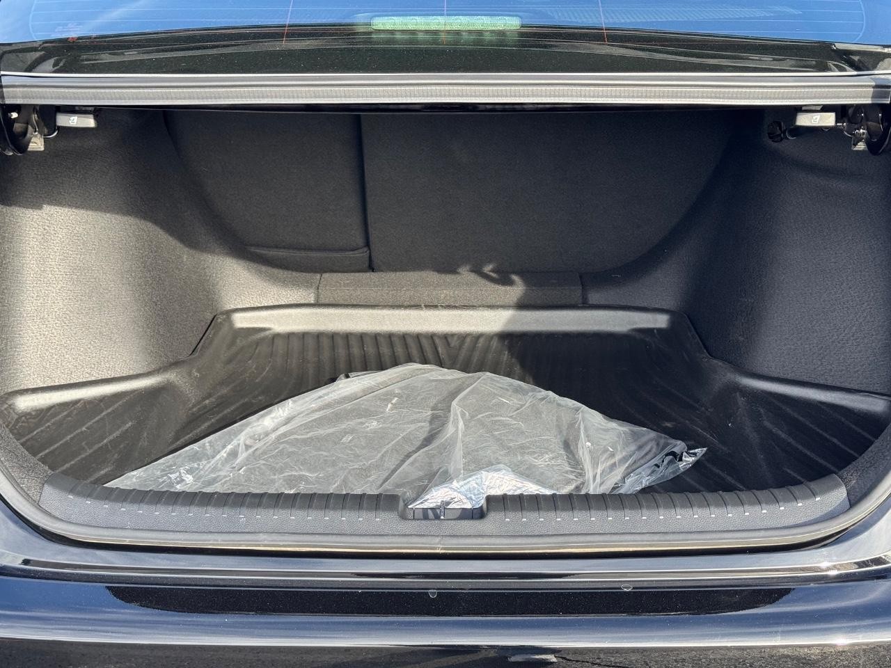 Honda Accord Hybrid Vehicle Full-screen Gallery Image 04