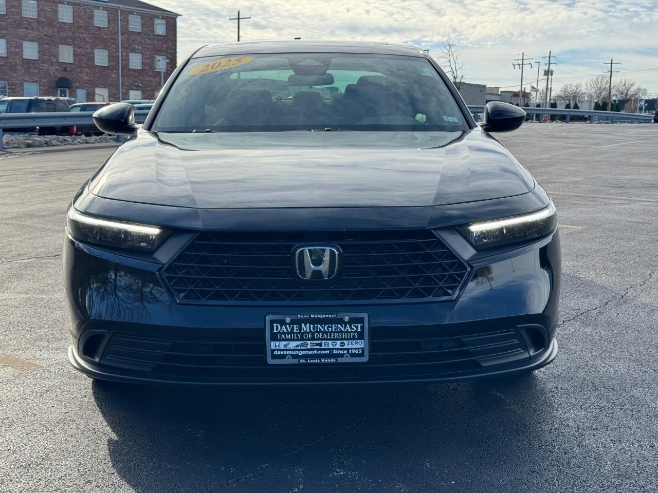 Honda Accord Hybrid Vehicle Full-screen Gallery Image 09