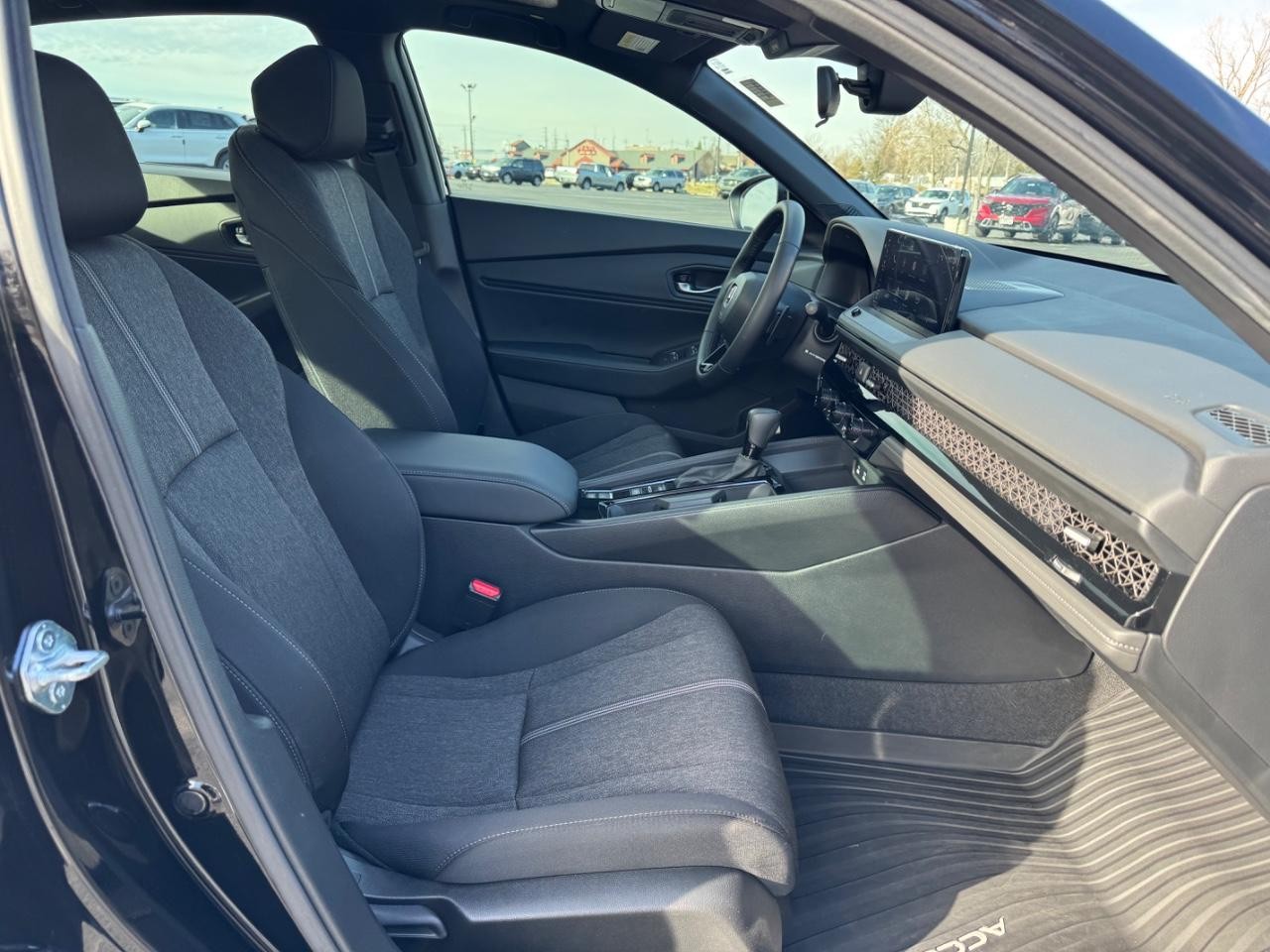 Honda Accord Hybrid Vehicle Full-screen Gallery Image 17