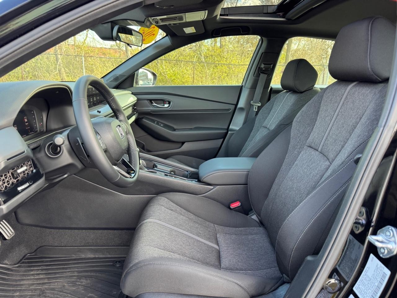 Honda Accord Hybrid Vehicle Full-screen Gallery Image 18