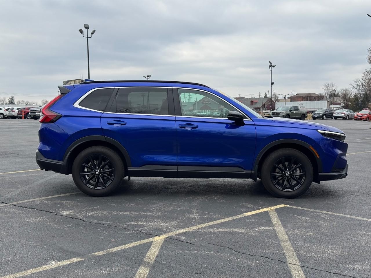 Honda CR-V Hybrid Vehicle Full-screen Gallery Image 02