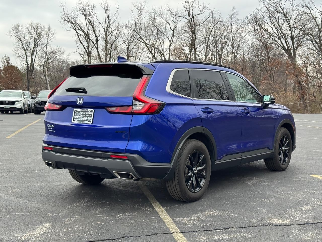 Honda CR-V Hybrid Vehicle Full-screen Gallery Image 03