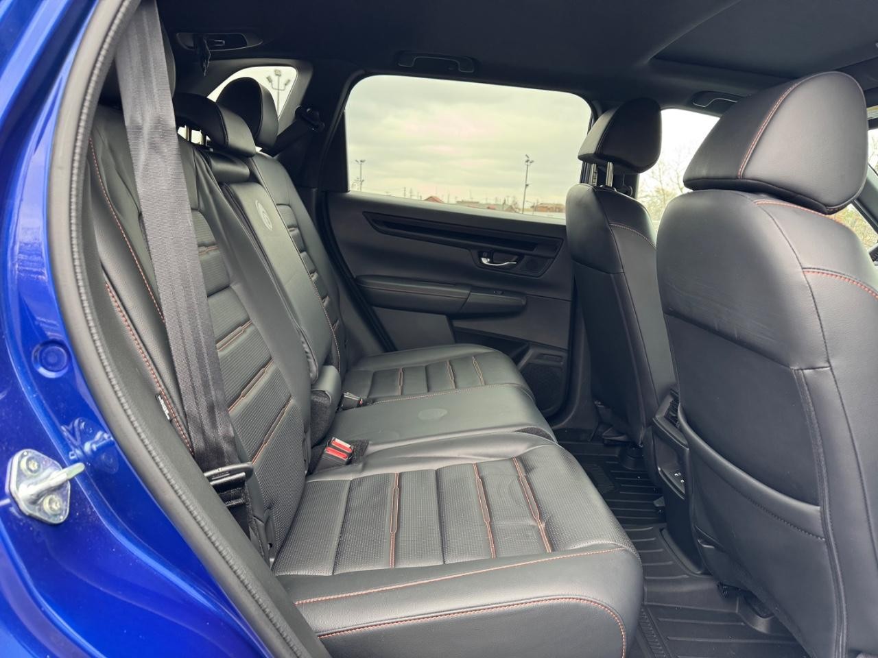 Honda CR-V Hybrid Vehicle Full-screen Gallery Image 10