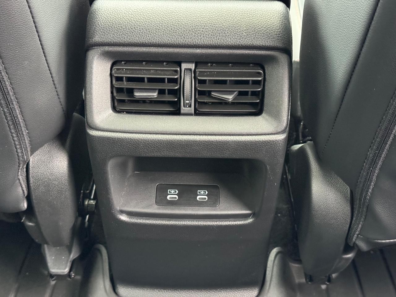 Honda CR-V Hybrid Vehicle Full-screen Gallery Image 16