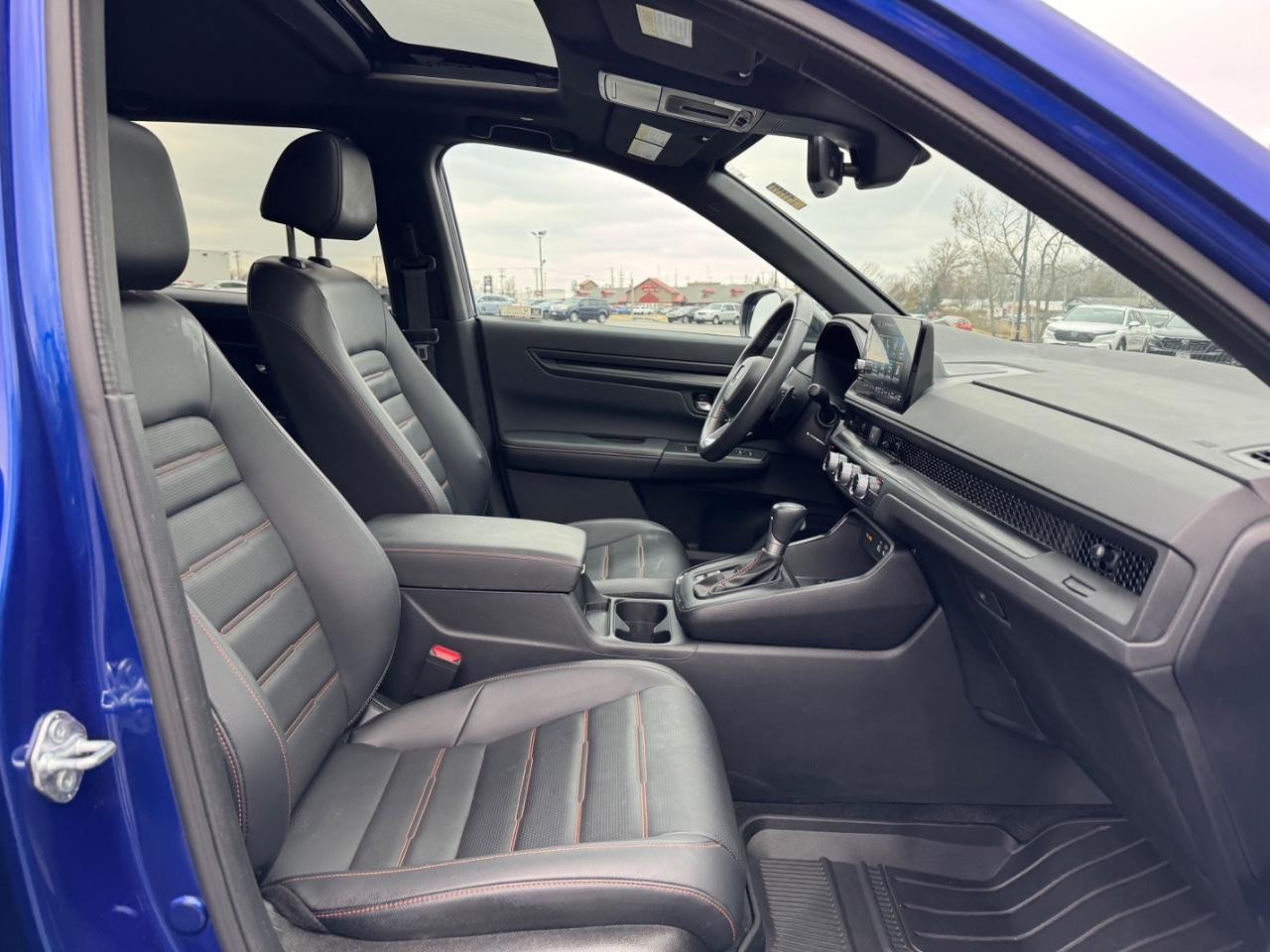 Honda CR-V Hybrid Vehicle Full-screen Gallery Image 17