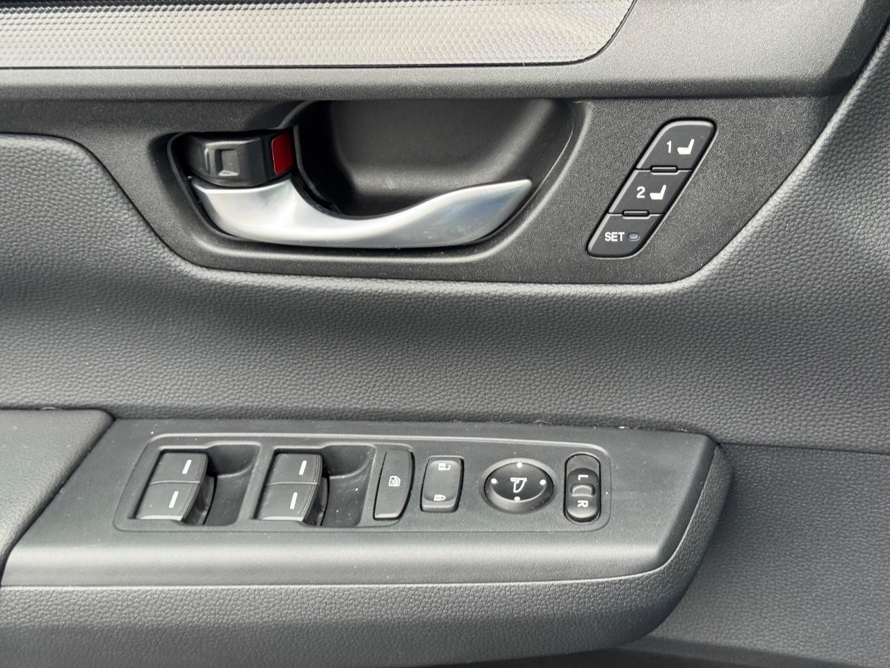 Honda CR-V Hybrid Vehicle Full-screen Gallery Image 25