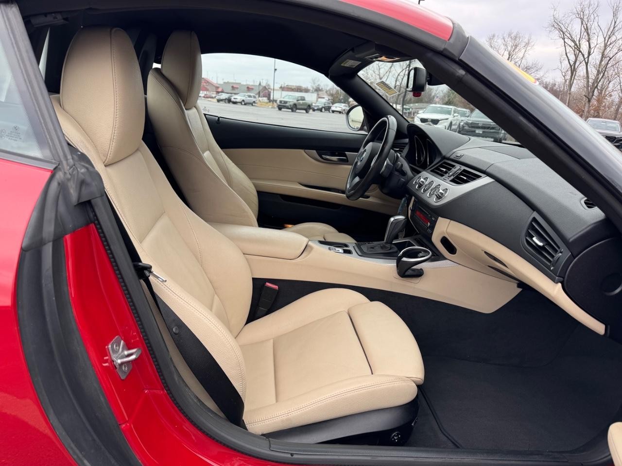 BMW Z4 Vehicle Full-screen Gallery Image 10