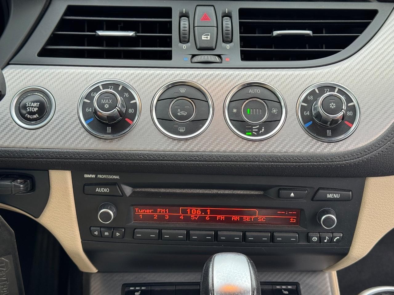 BMW Z4 Vehicle Full-screen Gallery Image 12