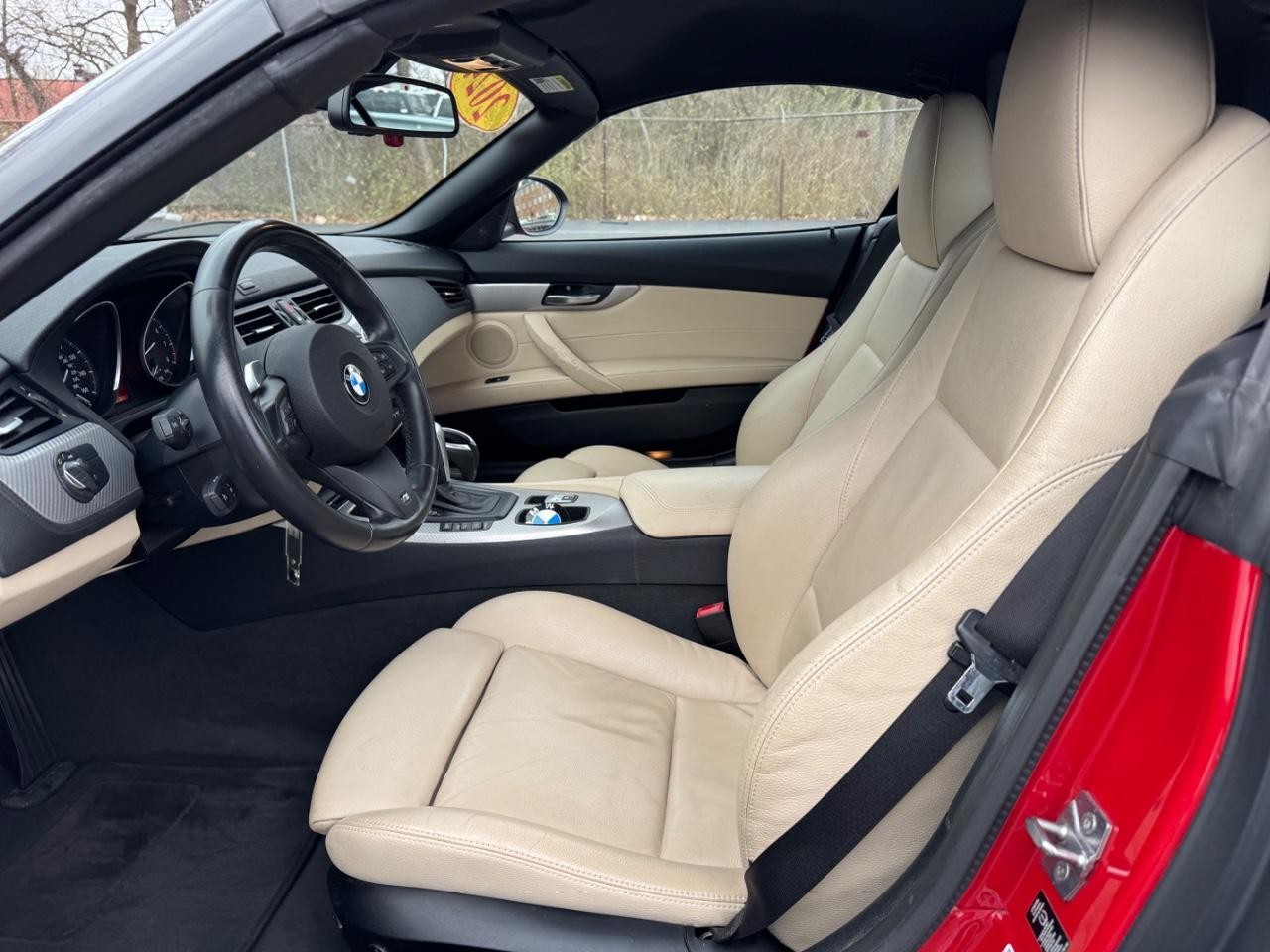 BMW Z4 Vehicle Full-screen Gallery Image 14