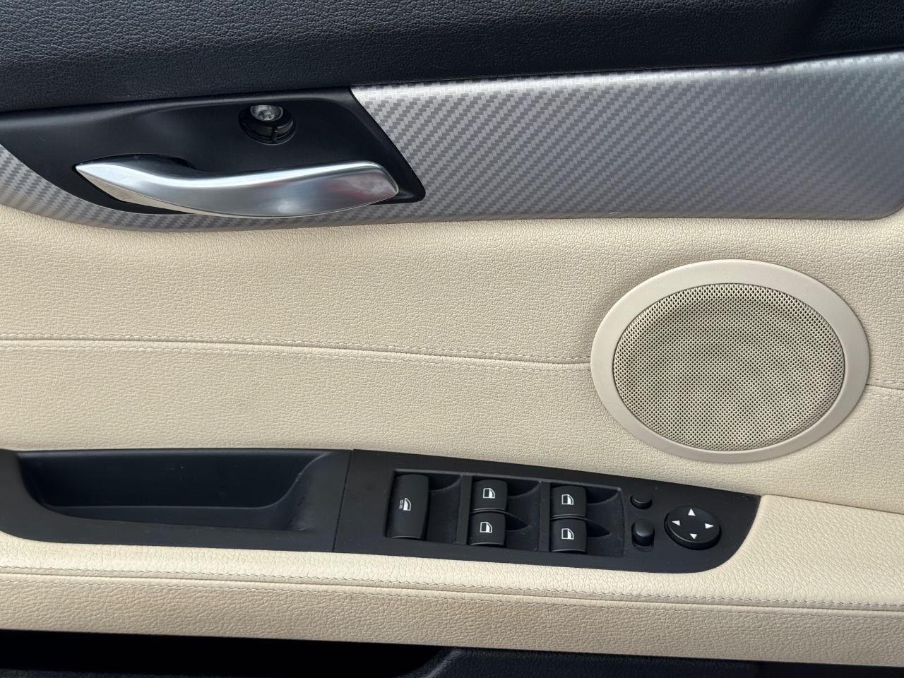 BMW Z4 Vehicle Full-screen Gallery Image 19