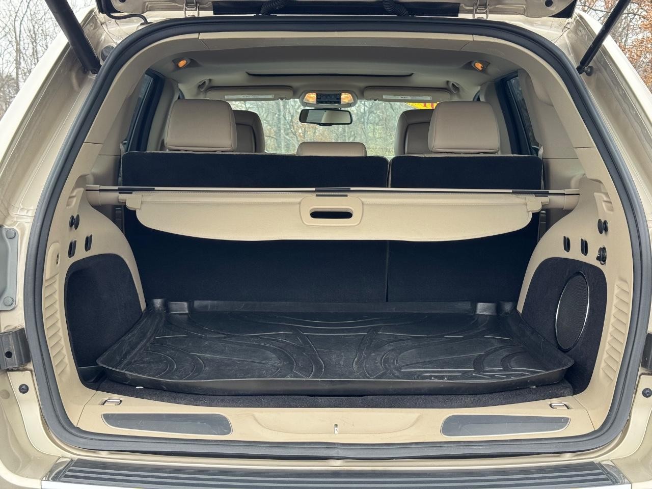 Jeep Grand Cherokee Vehicle Full-screen Gallery Image 04