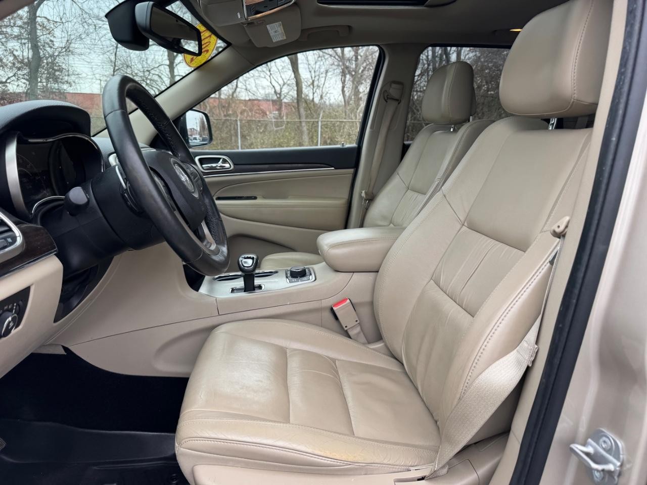 Jeep Grand Cherokee Vehicle Full-screen Gallery Image 18