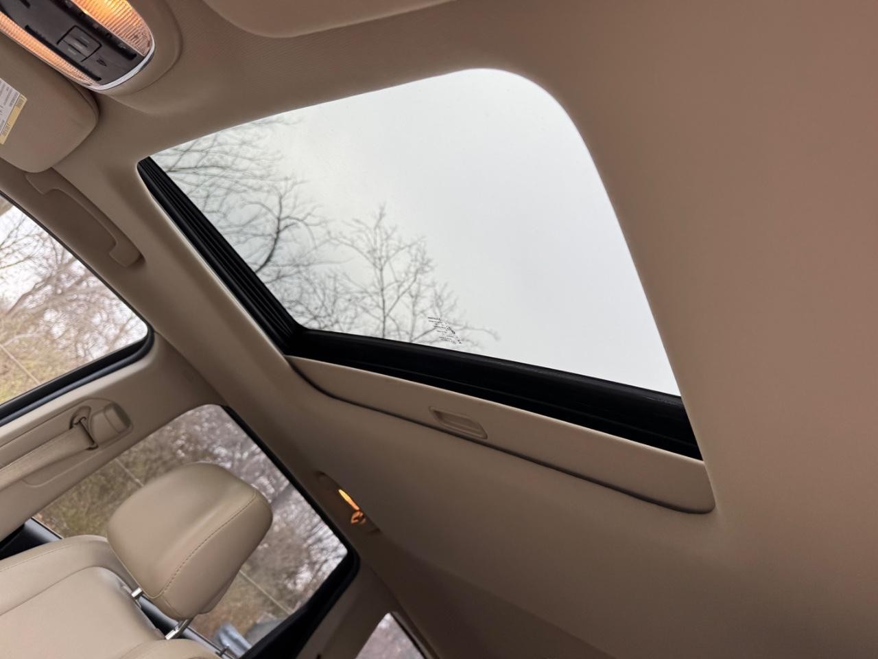 Jeep Grand Cherokee Vehicle Full-screen Gallery Image 19