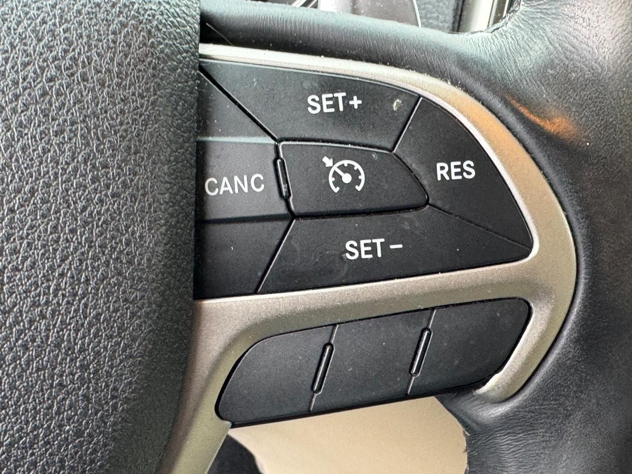 Jeep Grand Cherokee Vehicle Full-screen Gallery Image 22