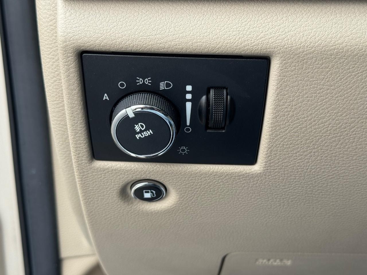 Jeep Grand Cherokee Vehicle Full-screen Gallery Image 23