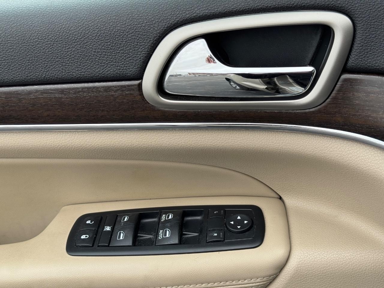 Jeep Grand Cherokee Vehicle Full-screen Gallery Image 26