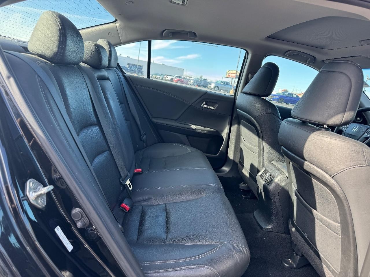 Honda Accord Sedan Vehicle Full-screen Gallery Image 10