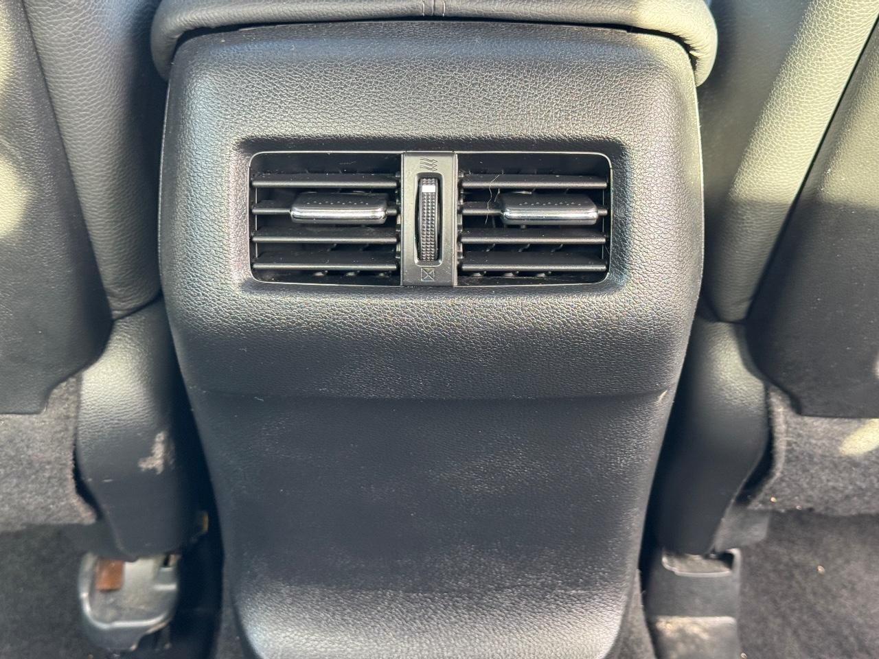 Honda Accord Sedan Vehicle Full-screen Gallery Image 17