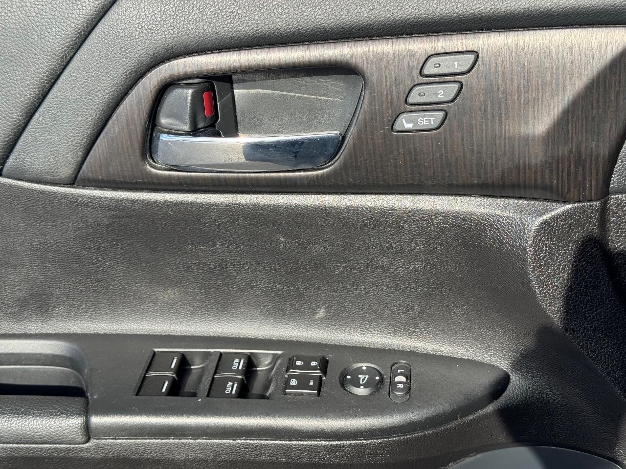 Honda Accord Sedan Vehicle Full-screen Gallery Image 26