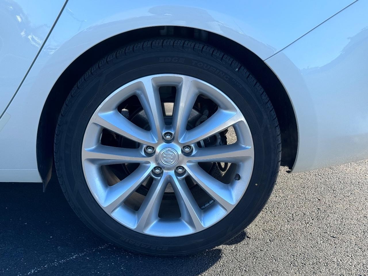 Buick Verano Vehicle Full-screen Gallery Image 07