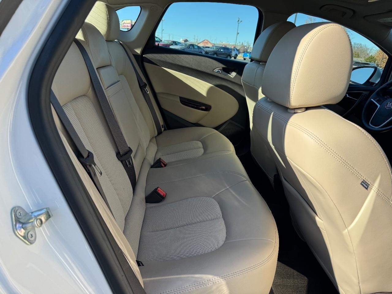 Buick Verano Vehicle Full-screen Gallery Image 10